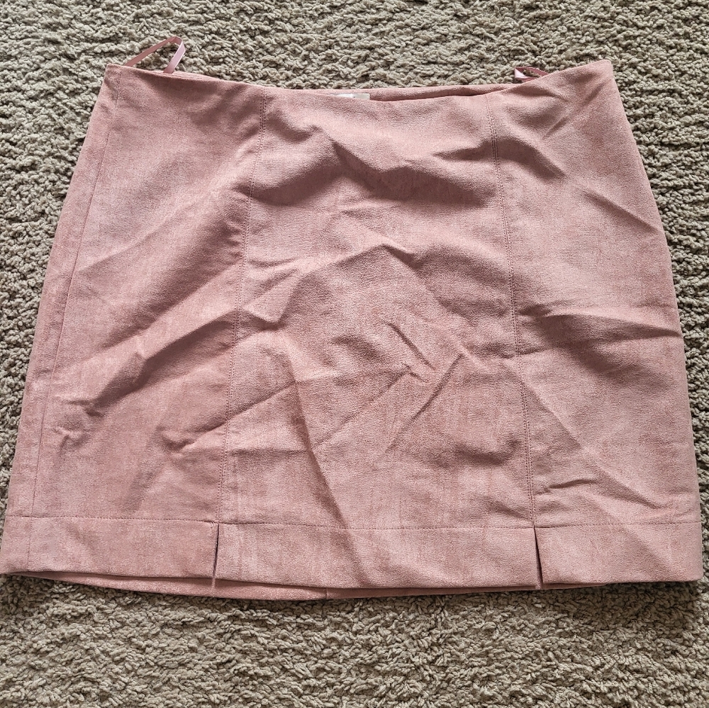 Elegant Pink Women's Sued Mini Skirt. New Without Tags Fits More Like XL